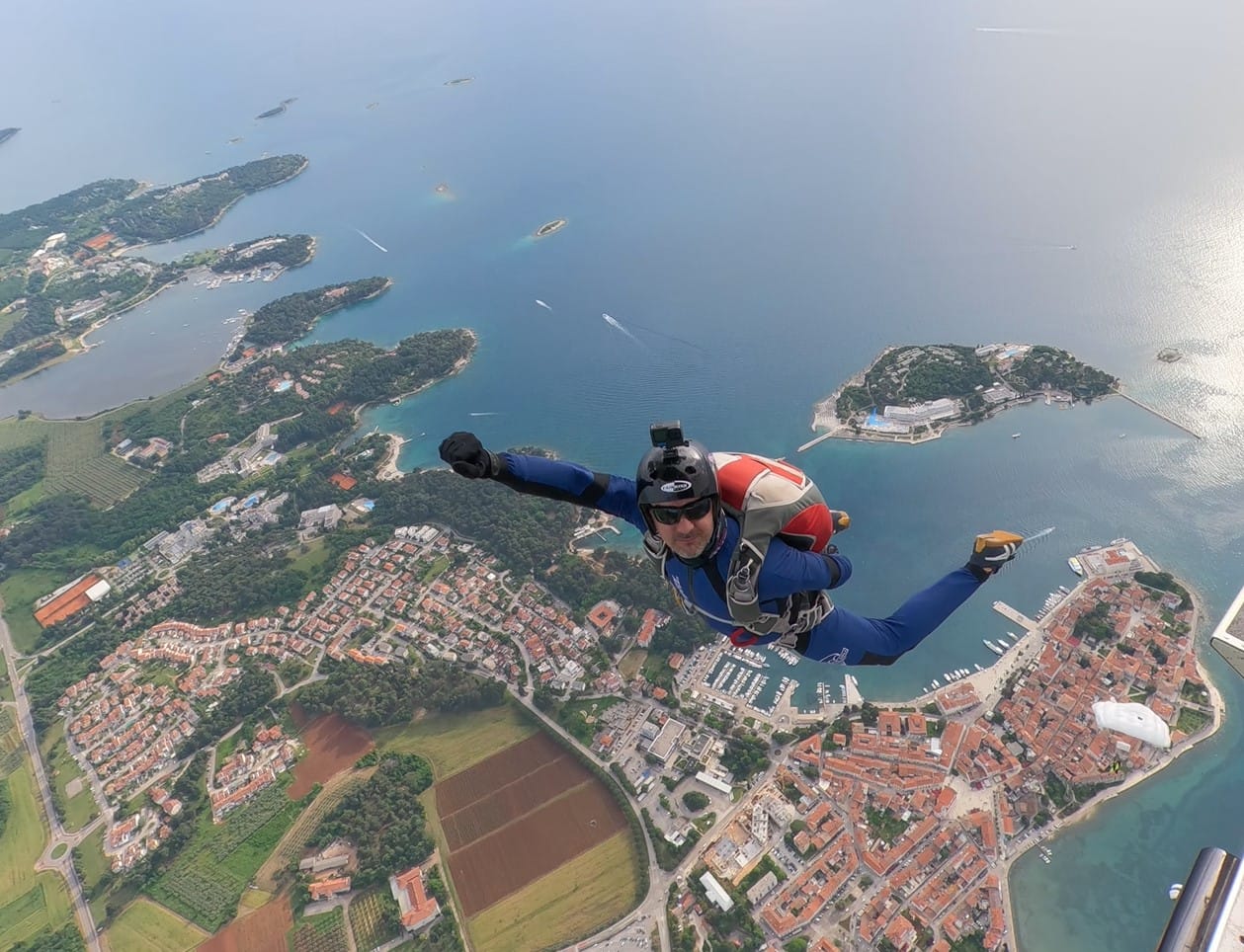Atrakcija u Poreču: International parachute championship doveo padobranske skokove na Peškeru